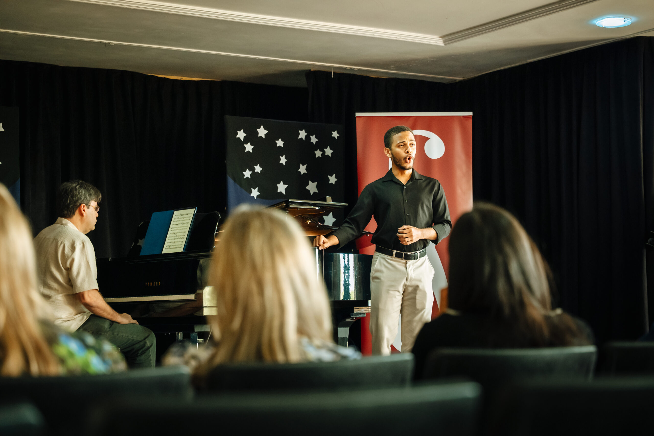Fundación Sinfonía presenta clase magistral de canción de arte con el pianista Simon Lepper